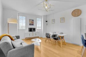 TV a/nebo společenská místnost v ubytování L'île aux Tounis - T3 Moderne centre de Toulouse