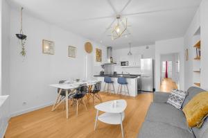 a living room with a couch and a table at L'île aux Tounis - T3 Moderne centre de Toulouse in Toulouse