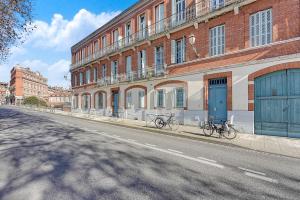 dos bicicletas estacionadas frente a un edificio de ladrillo en L'île aux Tounis - T3 Moderne centre de Toulouse en Toulouse