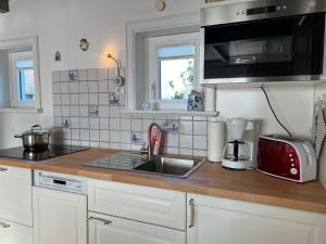 Kuchyň nebo kuchyňský kout v ubytování Kapitän Ahab im Haus Käpt'n Andresen
