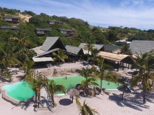 Vila Praia Do BileneにあるNghunghwa Lodgeのスイミングプール付きのリゾートの空中ビュー