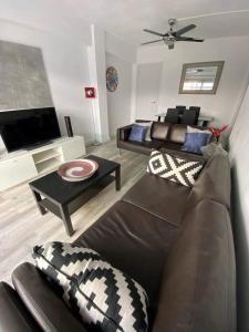 salon z kanapą i stołem w obiekcie Rainbow Rentals Marques 7 w mieście Benidorm