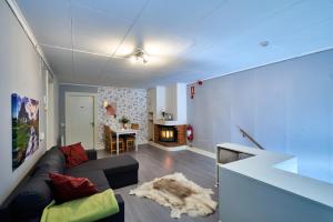 Korskrogen的住宿－Hovra Vandrarhem，带沙发和壁炉的客厅