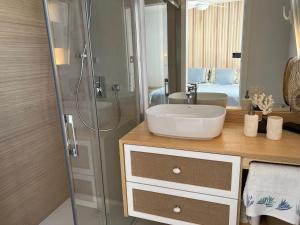 een badkamer met een wastafel en een douche bij Meloneras Garden Suite in Meloneras