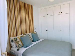 A bed or beds in a room at Meloneras Garden Suite