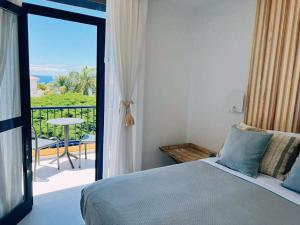 A bed or beds in a room at Meloneras Garden Suite