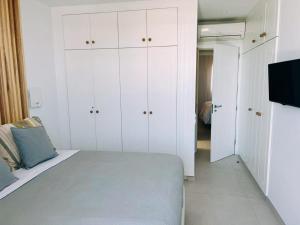 A bed or beds in a room at Meloneras Garden Suite