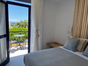 A bed or beds in a room at Meloneras Garden Suite
