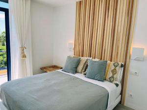 A bed or beds in a room at Meloneras Garden Suite