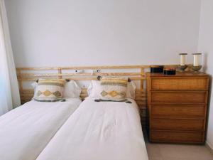 A bed or beds in a room at Meloneras Garden Suite