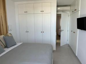 A bed or beds in a room at Meloneras Garden Suite