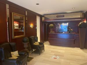 a waiting room with chairs and a barber shop at Hotel Villa Sophia in Warendorf