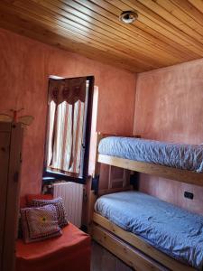 a room with two bunk beds and a window at Stella D'Abruzzo in Roccaraso
