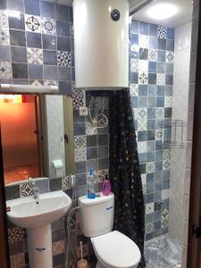 een badkamer met een toilet en een wastafel bij Chez ZAKARIA EDDOKKALY in Meknès