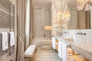 bagno con grande lavandino e vasca di Palazzo Nainer a Roma