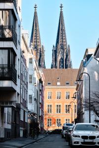 a city street with buildings and two towers at Park Avenue Apartments - Dom mit Stil - Küche - Parkplatz - WLAN - 65 Zoll TV - NETFLIX in Cologne