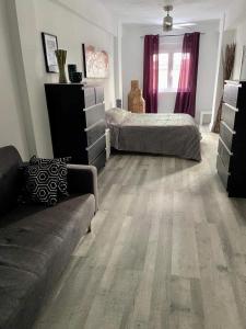 salon z dwoma łóżkami i kanapą w obiekcie Rainbow Rentals Marques 7 w mieście Benidorm