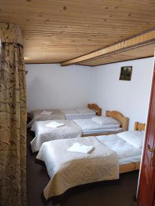 um grupo de quatro camas num quarto em Ra em Bukovel