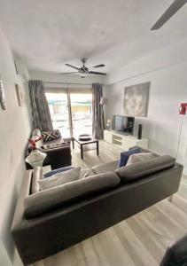 a living room with a couch and a tv at Rainbow Rentals Marques 7 in Benidorm