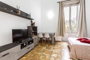 een slaapkamer met een bed en een bureau met een televisie bij La dimora di Santa Croce nel centro di Lecce in Lecce