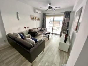 salon z kanapą i stołem w obiekcie Rainbow Rentals Marques 7 w mieście Benidorm