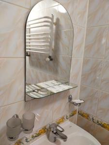 bagno con lavandino e specchio a parete di Ra a Bukovel