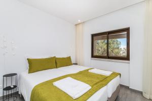 1 dormitorio blanco con 1 cama grande y ventana en Algarve Golden Properties: Iberlagos 226, en Lagos