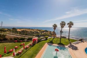 una vista aérea de la piscina y del océano en Algarve Golden Properties: Iberlagos 226, en Lagos