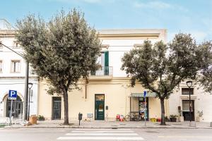 een gebouw op een straat met bomen ervoor bij La dimora di Santa Croce nel centro di Lecce in Lecce