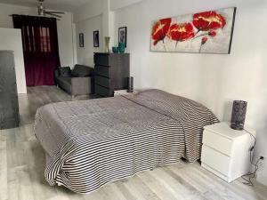Łóżko lub łóżka w pokoju w obiekcie Rainbow Rentals Marques 7
