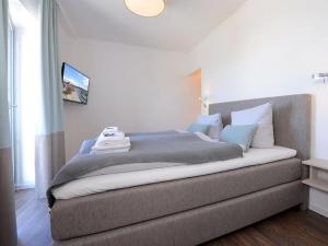ヴィスマールにあるOhle26 - Loft Ferienwohnungのベッドルーム1室(ベッド1台、壁掛けテレビ付)