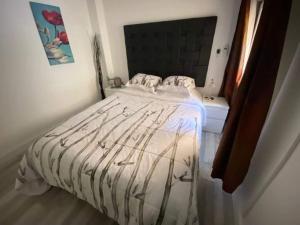 Łóżko lub łóżka w pokoju w obiekcie Rainbow Rentals Marques 7