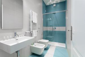 カステッランマーレ・ディ・スタービアにあるExperience Boutique Hotel - Villa Cimminoのバスルーム(洗面台、トイレ、シャワー付)