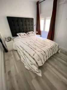 Łóżko lub łóżka w pokoju w obiekcie Rainbow Rentals Marques 7