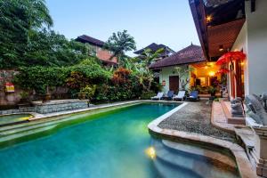 einen Pool im Hinterhof eines Hauses in der Unterkunft Padma Ubud Retreat in Ubud