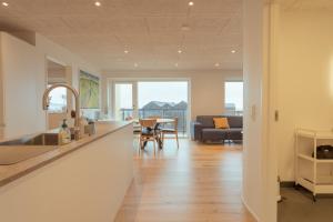 Bright 2BR apartment, great view في تورشافن: مطبخ وغرفة معيشة مع طاولة وأريكة