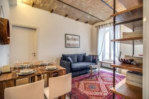 A seating area at PgrHome Borgo Vittorio