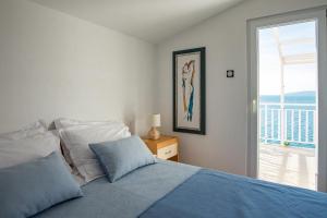 a bedroom with a bed with a view of the ocean at Lemon tree in Podaca