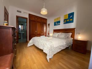 Posteľ alebo postele v izbe v ubytovaní Dúplex centro, climatizado, garaje, piscina, WIFI + 27 fotografií