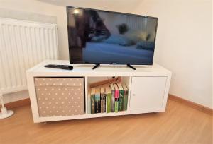 En tv och/eller ett underhållningssystem på liebenswertes Apartment 10 Minuten zur Altstadt