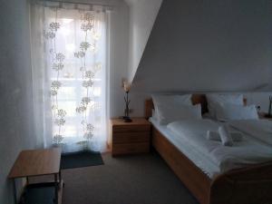 Ein Bett oder Betten in einem Zimmer der Unterkunft Gästehaus Helbighof