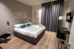 A bed or beds in a room at Pasubio Quattro BB