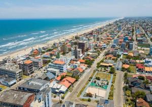 - une vue aérienne sur la ville et la plage dans l'établissement Apartamento com área Gourmet Arroio do Silva, à Arroio do Silva