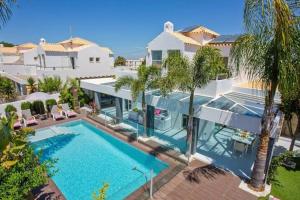 een luchtfoto van een huis met een zwembad en palmbomen bij Villa Stefy by Bedzy in Galé