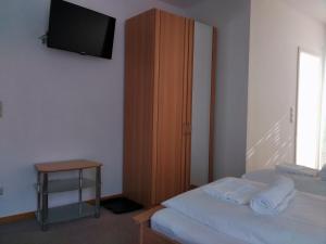 Ein Bett oder Betten in einem Zimmer der Unterkunft Gästehaus Helbighof