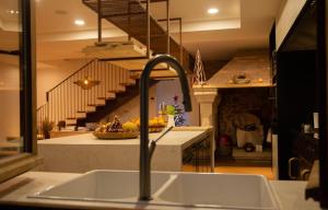 eine Küche mit einem Waschbecken und einer Treppe in der Unterkunft Balarés Hotel da Natureza in Ponteceso