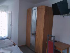 Ein Bett oder Betten in einem Zimmer der Unterkunft Gästehaus Helbighof