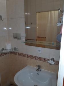 bagno con lavandino e specchio di Ra a Bukovel