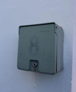 un interruptor de luz en un lado de una pared blanca en Studio middle of town centre., en Tornio