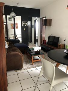 sala de estar con sofá y mesa en Talats_HomeCharm, en São Luís